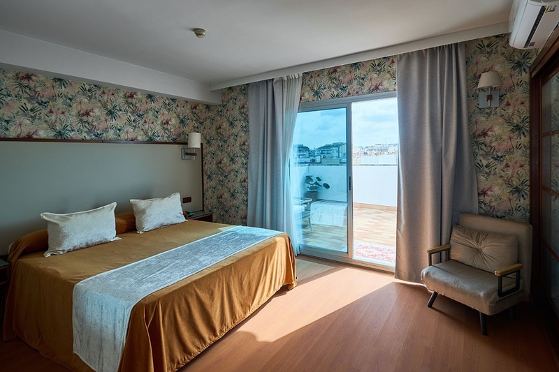 una habitación de hotel con una cama y un espejo