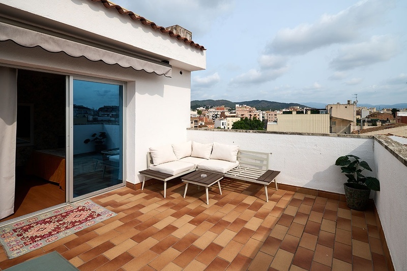 una habitación de hotel con una cama y un espejo