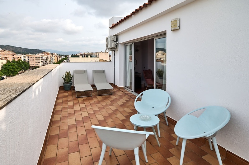 una habitación de hotel con una cama y un espejo