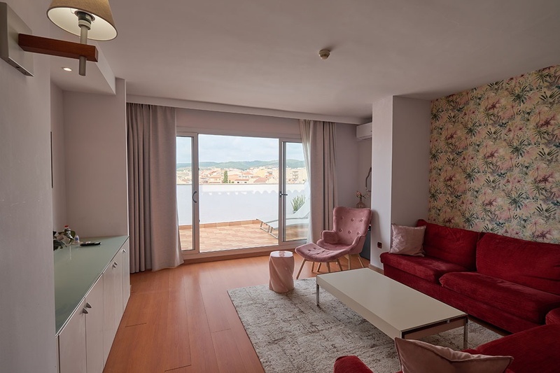 una habitación de hotel con una cama y un espejo