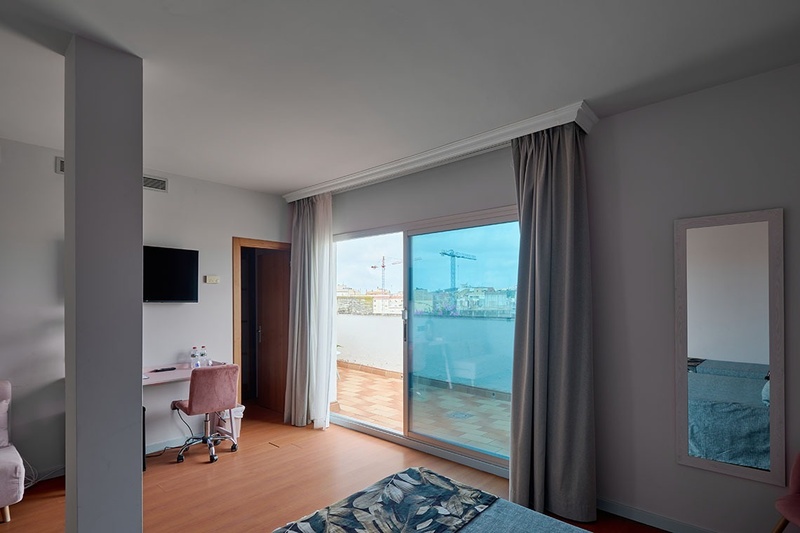 una habitación de hotel con dos camas y una puerta