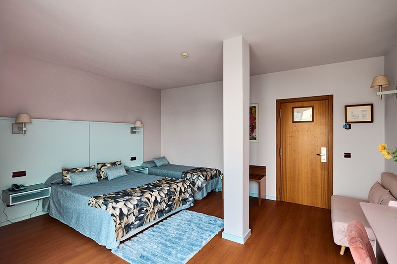 una habitación de hotel con dos camas y una puerta