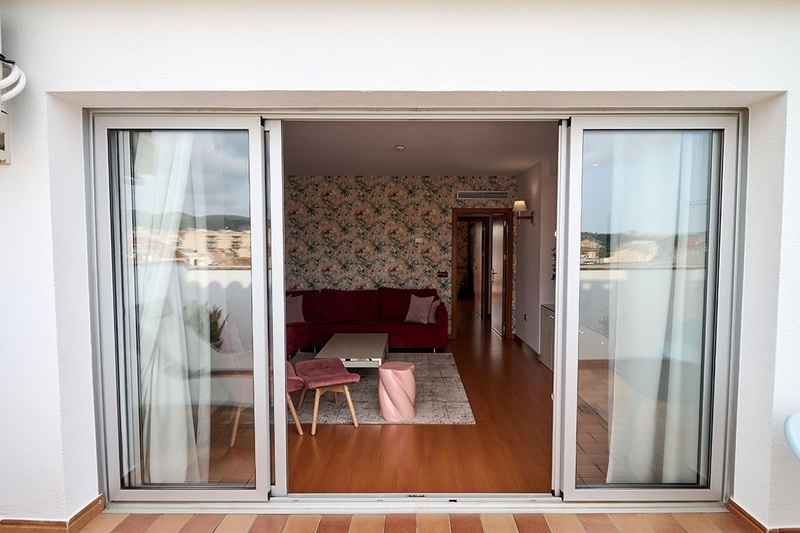 una habitación de hotel con una cama y un espejo