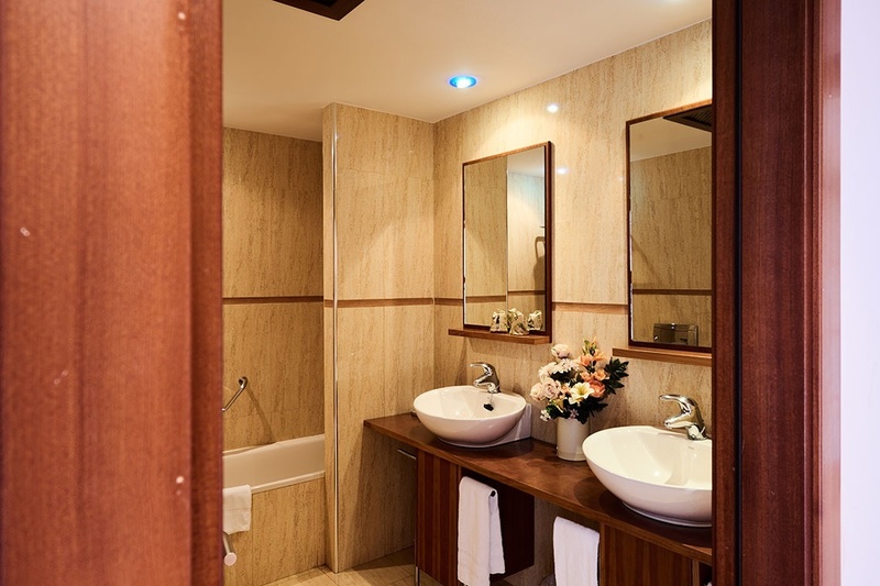 una habitación de hotel con una cama y un espejo