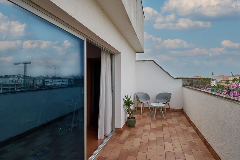 una habitación de hotel con dos camas y una puerta