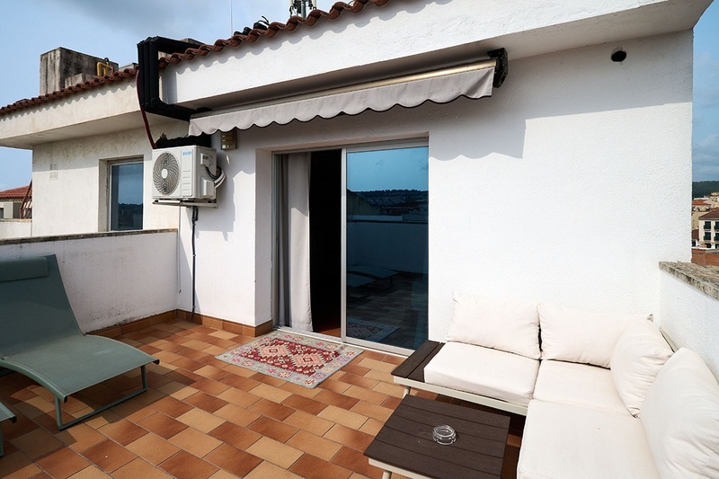 una habitación de hotel con una cama y un espejo