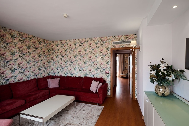 una habitación de hotel con una cama y un espejo