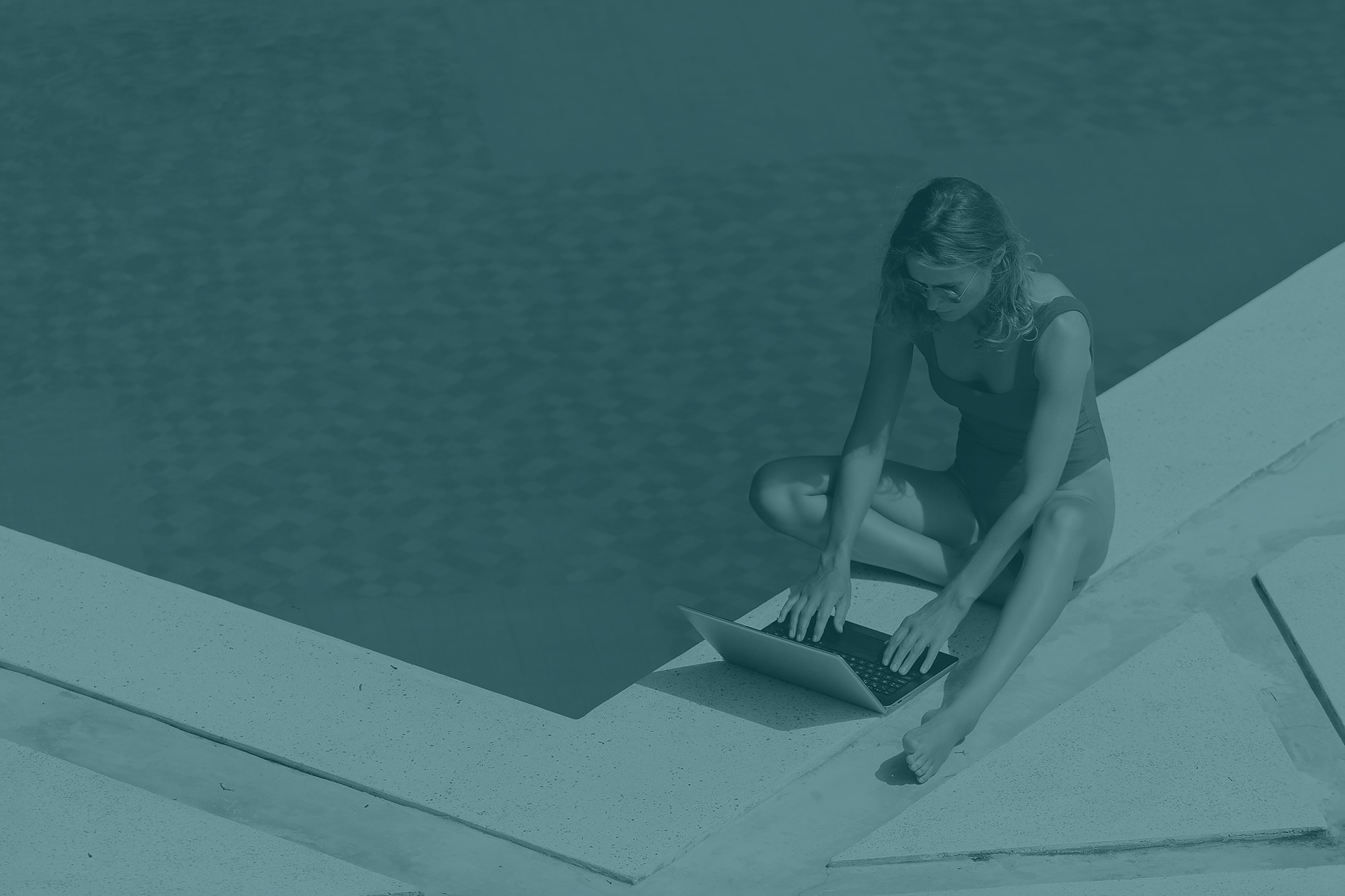 Mulher de Regency: Corpo usando laptop perto da piscina.