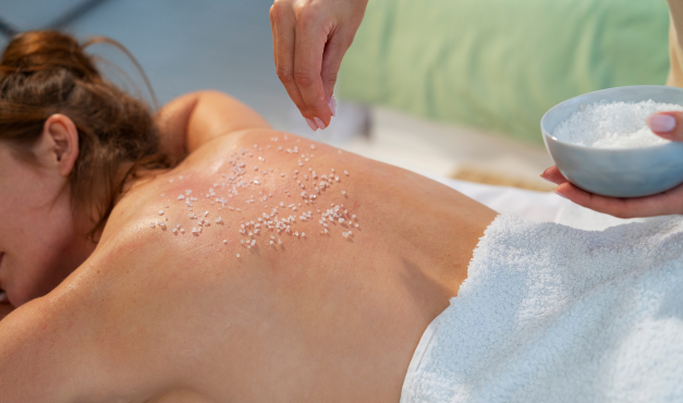 um homem está recebendo um massagem na cabeça em um spa .