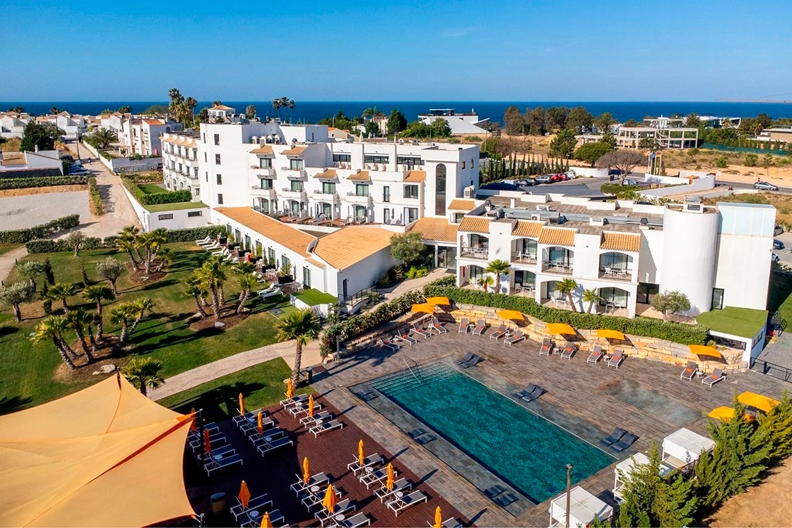 Vista aérea do hotel Regency Salgados com piscina e espreguiçadeiras.
