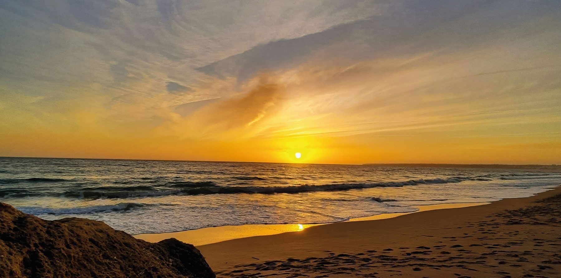 o sol está se pondo sobre o oceano