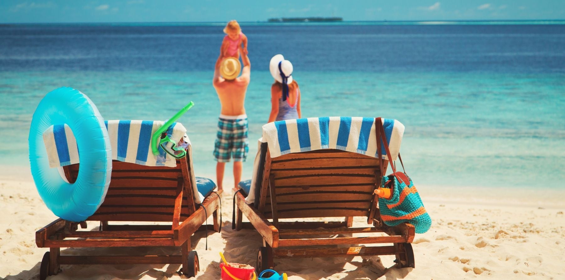 uma tigela cheia de ovos azuis e brancos