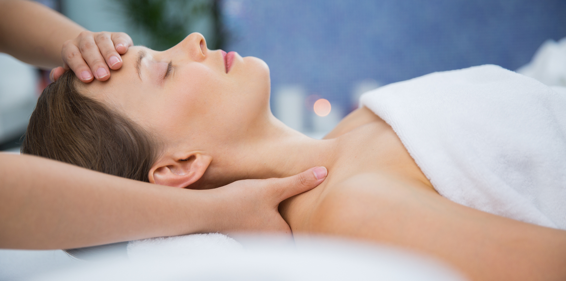 uma mulher está recebendo um massagem na cabeça e pescoço