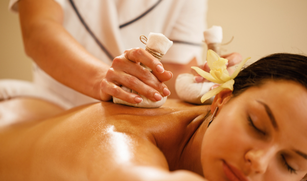 uma mulher está recebendo um massagem nas costas em um spa .