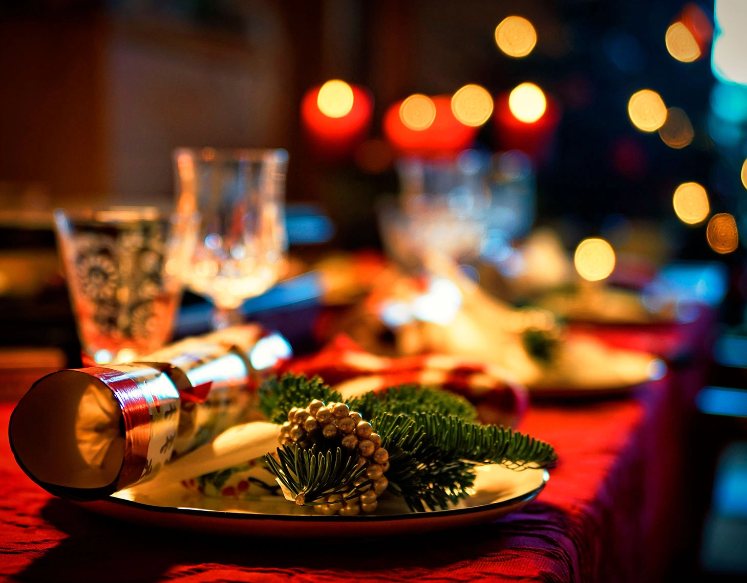 Mesa de Natal com Regency Salgados Hotel & Spa, enfeites festivos e luzes bokeh, pronta para a celebração.