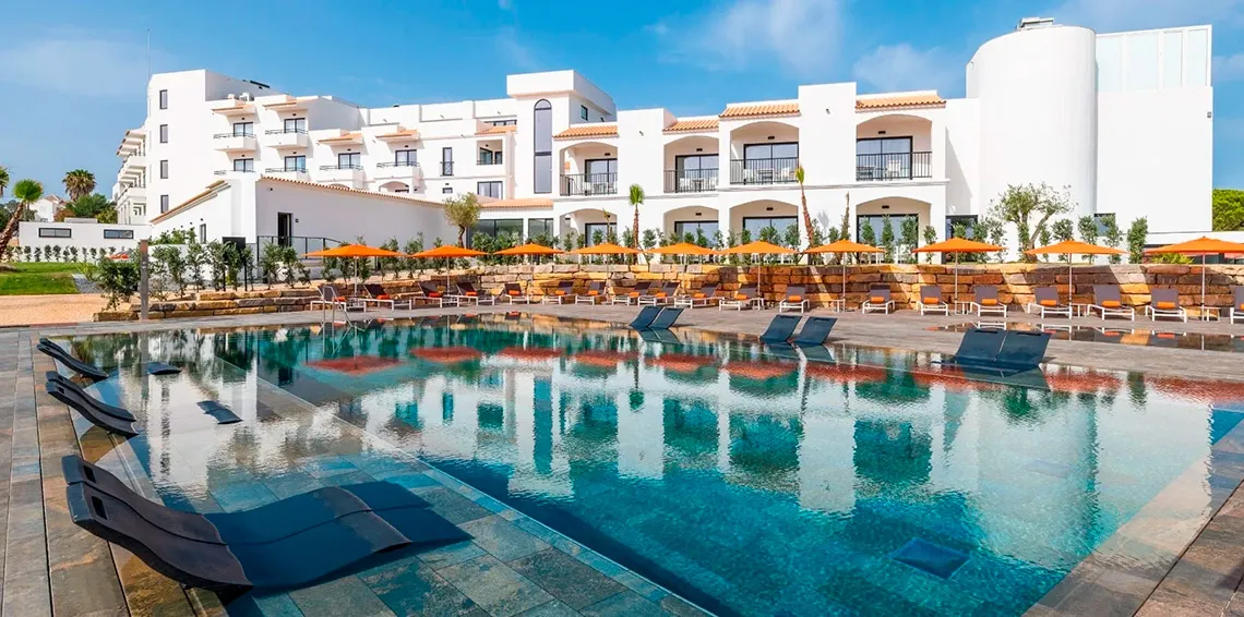 Piscina e espreguiçadeiras modernas no Regency Salgados Algarve.