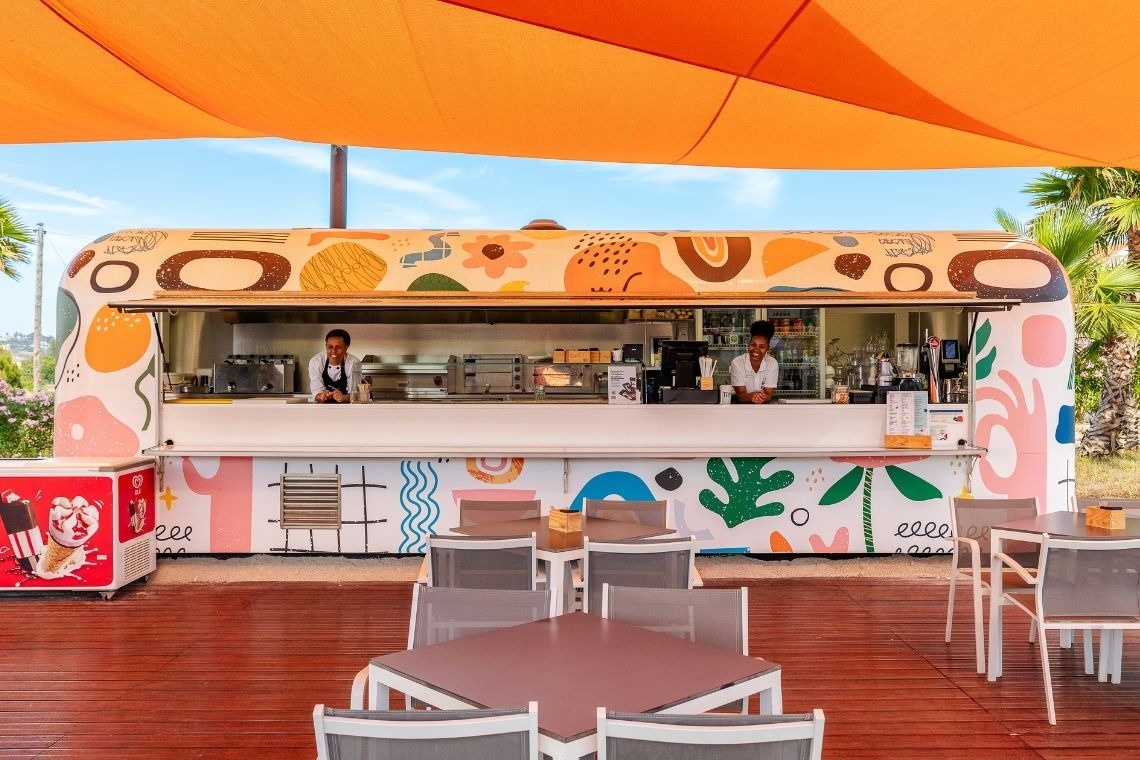 sanduíche e batatas fritas em uma mesa ao lado de uma piscina