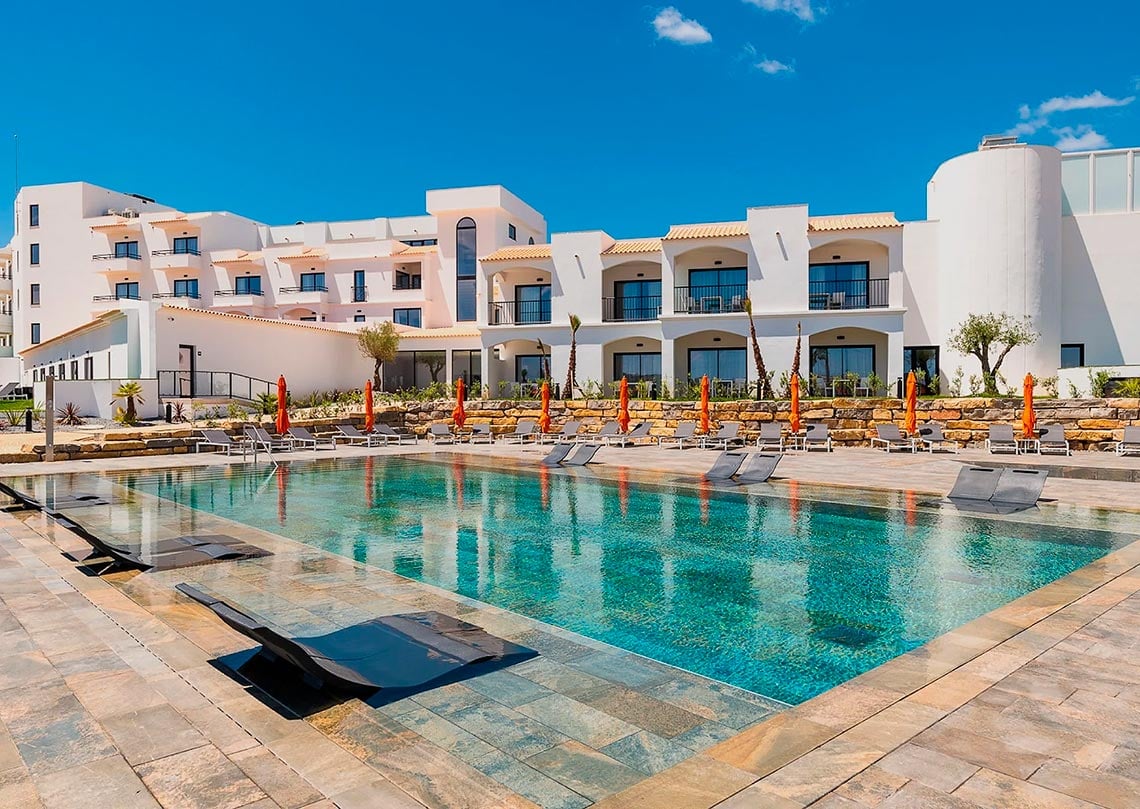 Galeria | Regency Salgados Hotel & Spa: Piscina exterior e quartos com varanda.