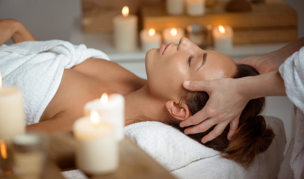 uma mulher está deitada em uma mesa recebendo um massagem nas costas .