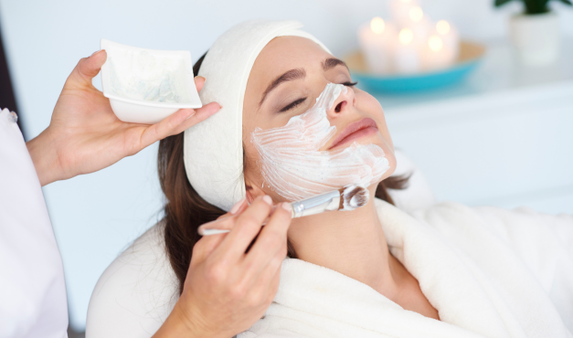um homem está recebendo um massagem na cabeça em um spa .