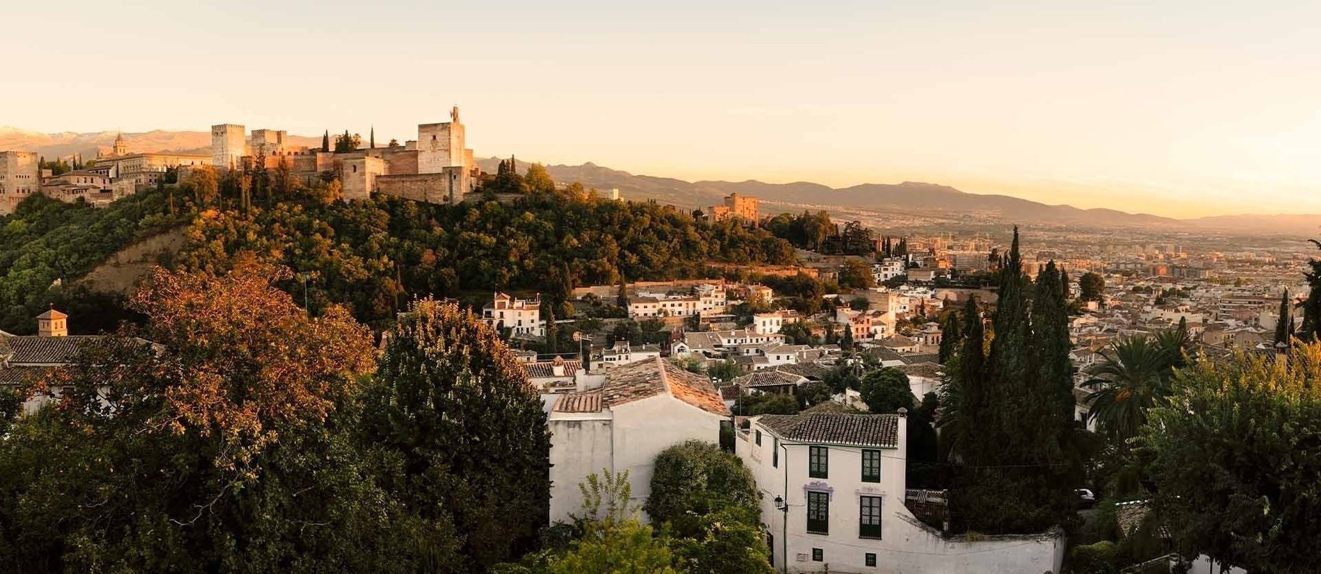 una ciudad con un castillo en la cima de una colina