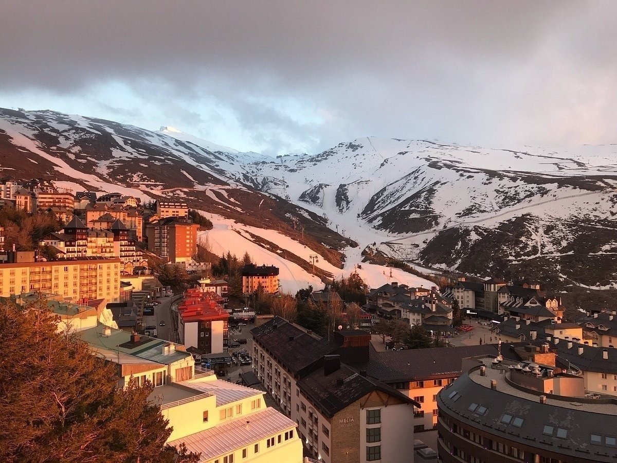 una ciudad con un castillo en la cima de una colina