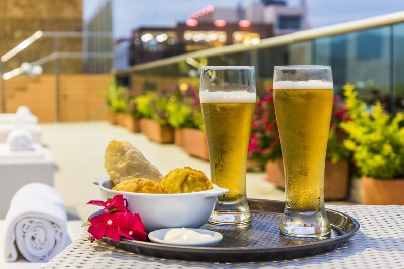Dos cervezas frías y bocadillos en la terraza del Hotel Ribai Corporativa.