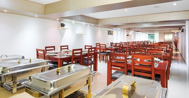 Hotel Ribai Corporativa: Salón de banquetes con mesas listas y mantenedores calientes.