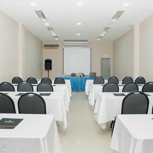Salón de conferencias del Hotel Ribai Corporativa, listo para eventos.