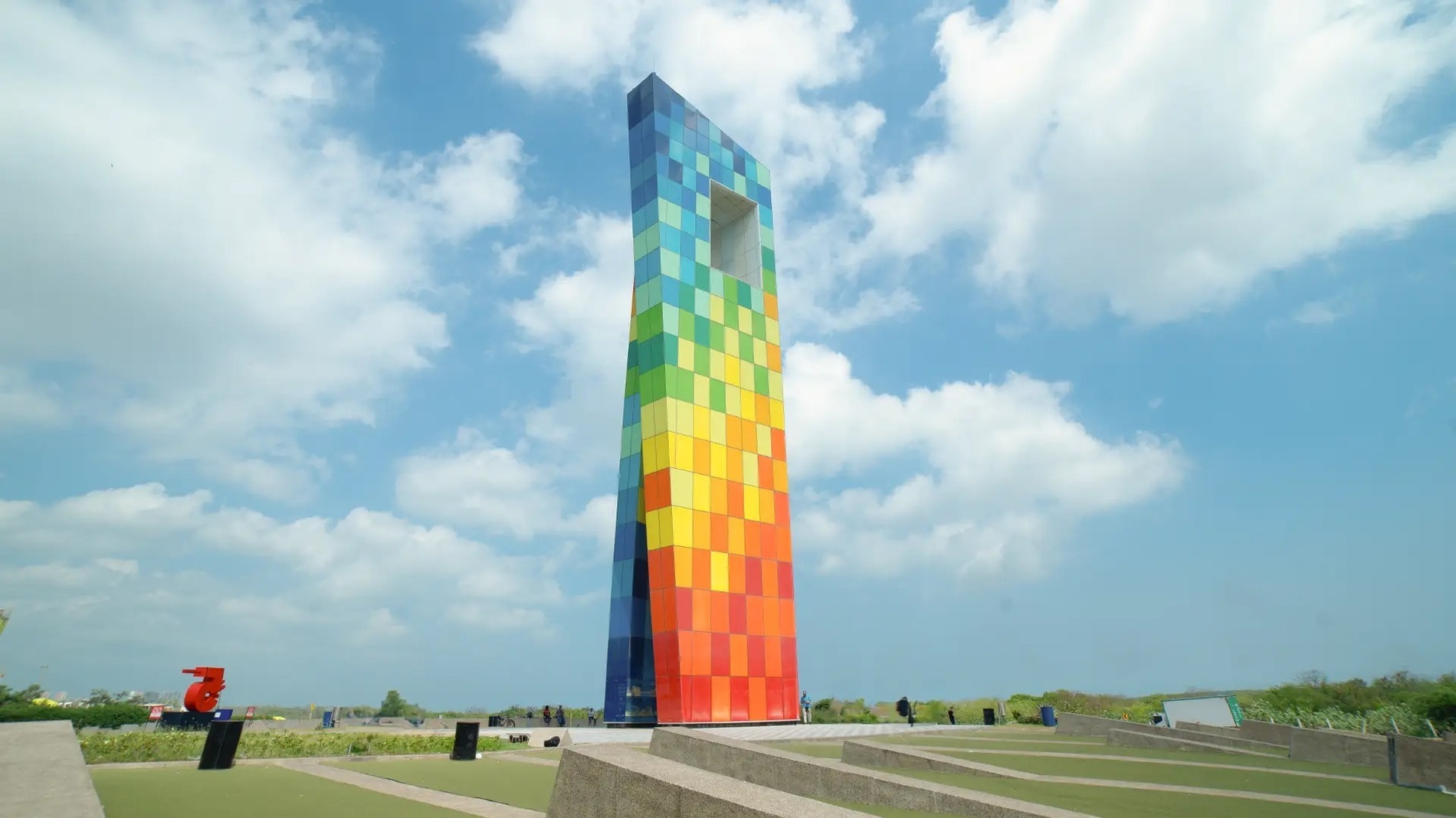 Torre vibrante "El Pulpo" del Hotel Ribai Corporativa, un ícono en Barranquilla.