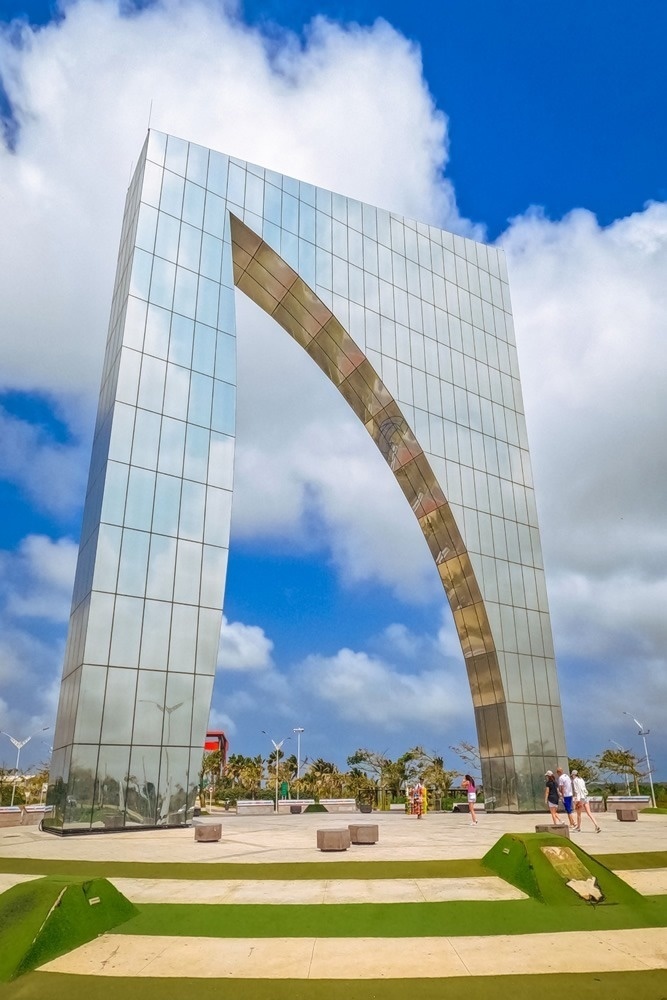 Arco moderno y brillante en Hotel Ribai Corporativa. Ideal para eventos.