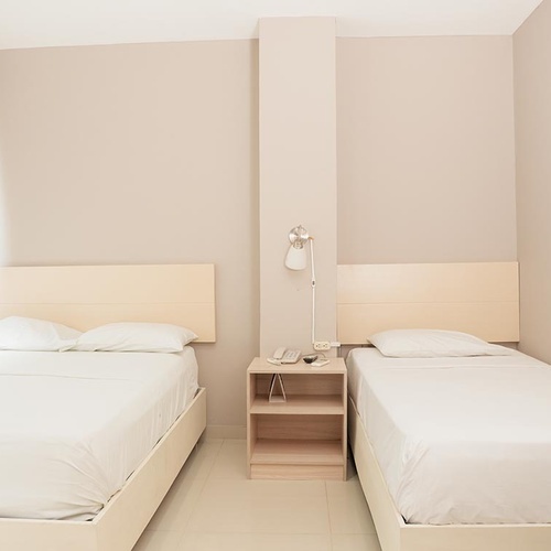 Habitación doble en Hotel Ribai Corporativa con camas individuales.