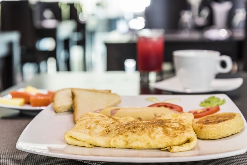 Desayuno continental en Hotel Ribai Corporativa: omelet, tostadas y jugo.