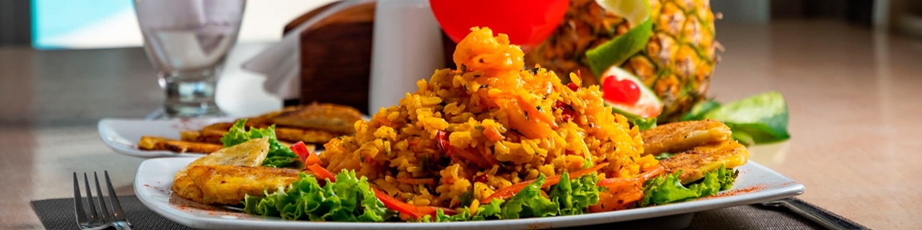Saborea la auténtica cocina colombiana en Restaurantes y Gastronomía Colombiana | Ribai Hotels. Arroz con mariscos y tostones.