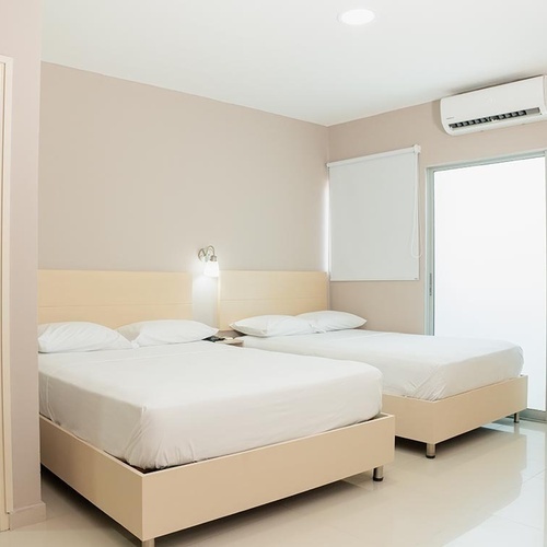Habitación doble con dos camas en Hotel Ribai Corporativa.