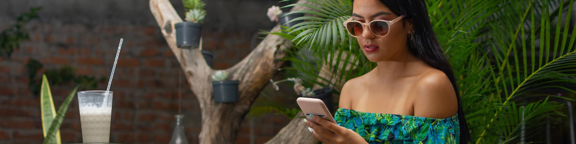 Mujer relajada en un hotel en Colombia, buscando ofertas de hoteles en Colombia con Ribai Hotels.