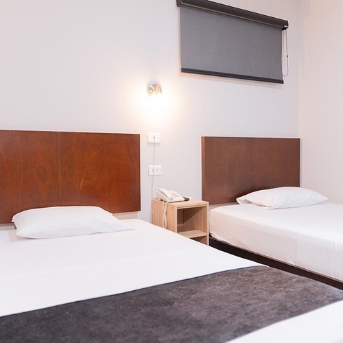 Habitación doble en Hotel Ribai Corporativa con camas individuales y decorado moderno.