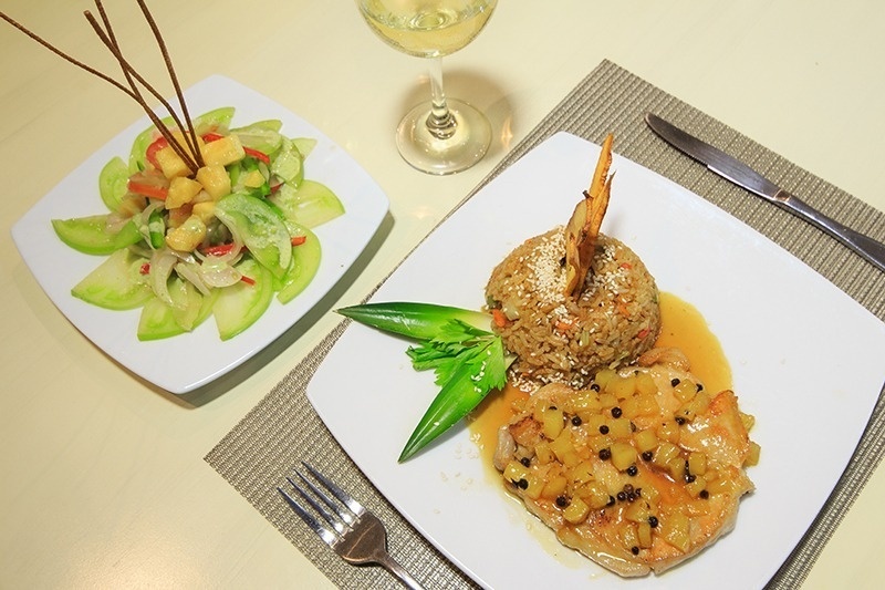 Hotel Ribai Corporativa: Deliciosa comida gourmet con ensalada verde y carne con piña.