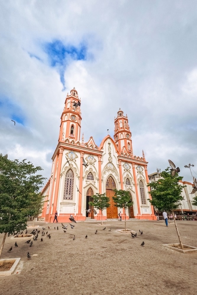 Iglesia frente a Hotel Ribai Corporativa con palomas.