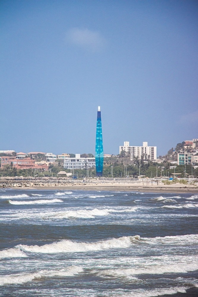 Hotel Ribai Corporativa: icónica torre azul frente al mar.