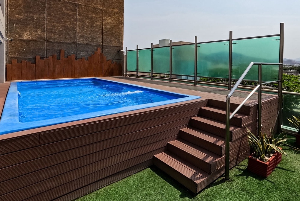 Piscina en la azotea del Hotel Ribai Corporativa con vistas panorámicas.