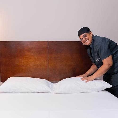 Ama de llaves arregla almohadas en Hotel Ribai Corporativa.