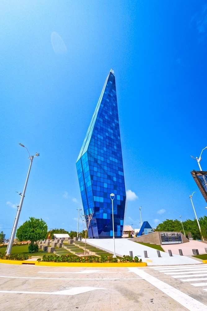 Edificio moderno azul en Hotel Ribai Corporativa, ideal para negocios.