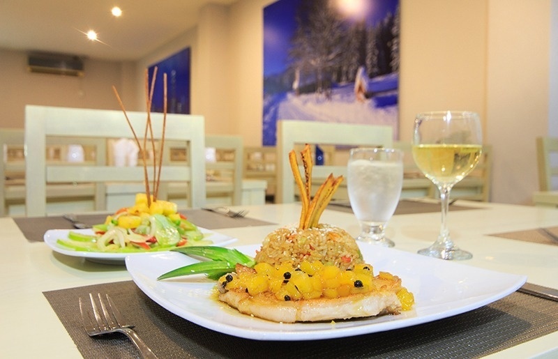 Platos gourmet y vino blanco en Hotel Ribai Corporativa.