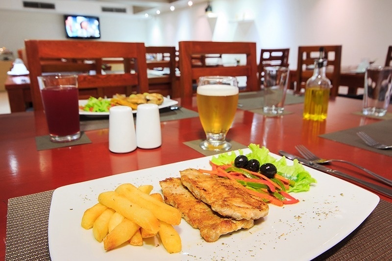 Plato de pollo con papas fritas y ensalada en Hotel Ribai Corporativa.