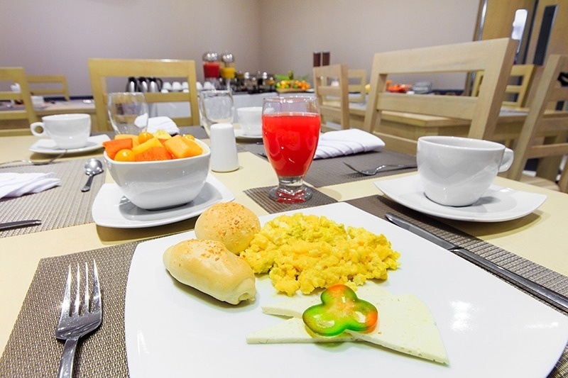 Desayuno en Hotel Ribai Corporativa: huevos, pan y fruta.