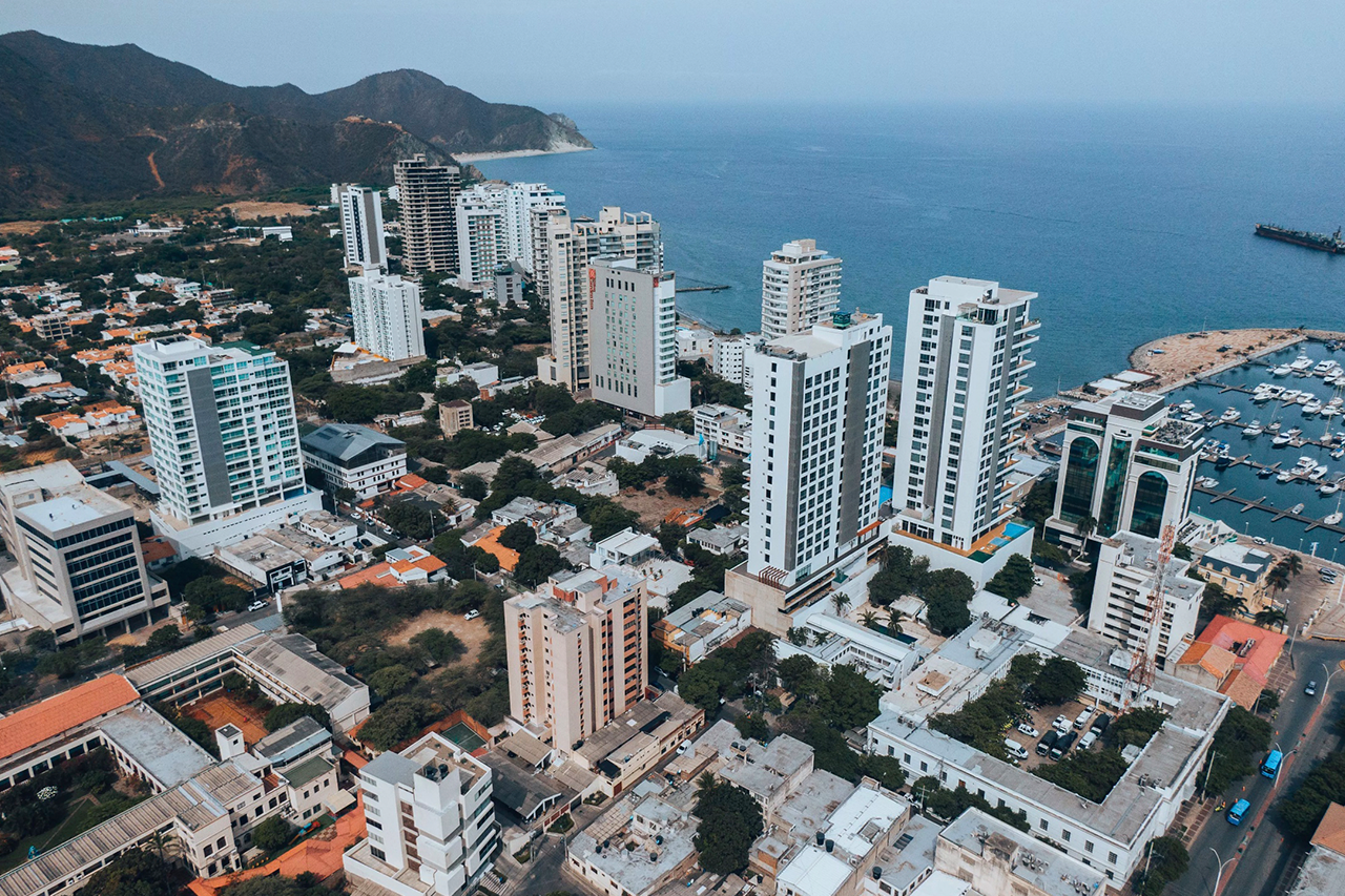 Hotel Ribai Corporativa en Santa Marta: vistas al mar y marina.