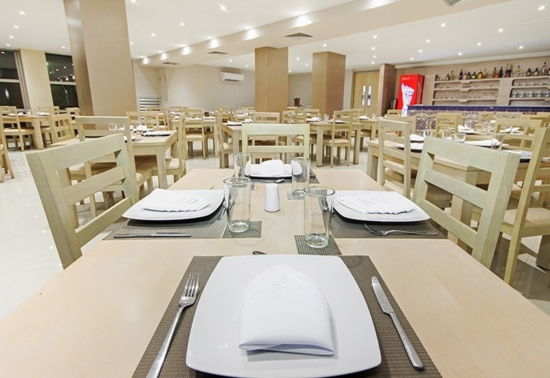 Comedor del Hotel Ribai Corporativa con mesas dispuestas para un banquete.