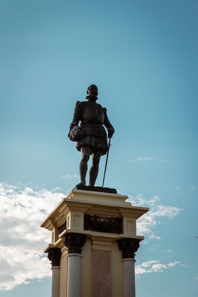 Estatua ecuestre en Hotel Ribai Corporativa: Monumento histórico bajo cielo azul.