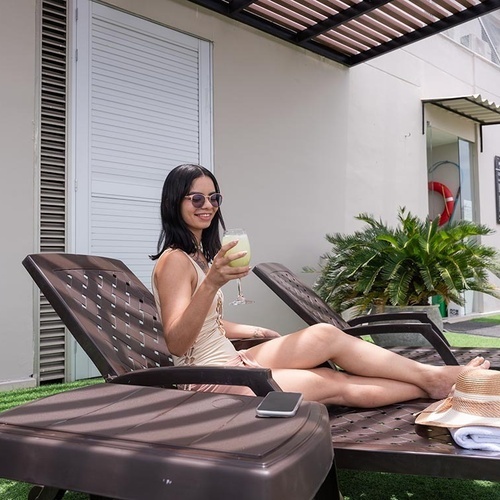 Disfruta de la piscina del Hotel Ribai Corporativa con una bebida refrescante.